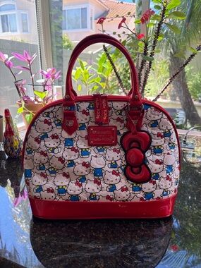 Loungefly Loves Hello Kitty Sanrio Embossed Patent Dome Handbag ❤️🎀